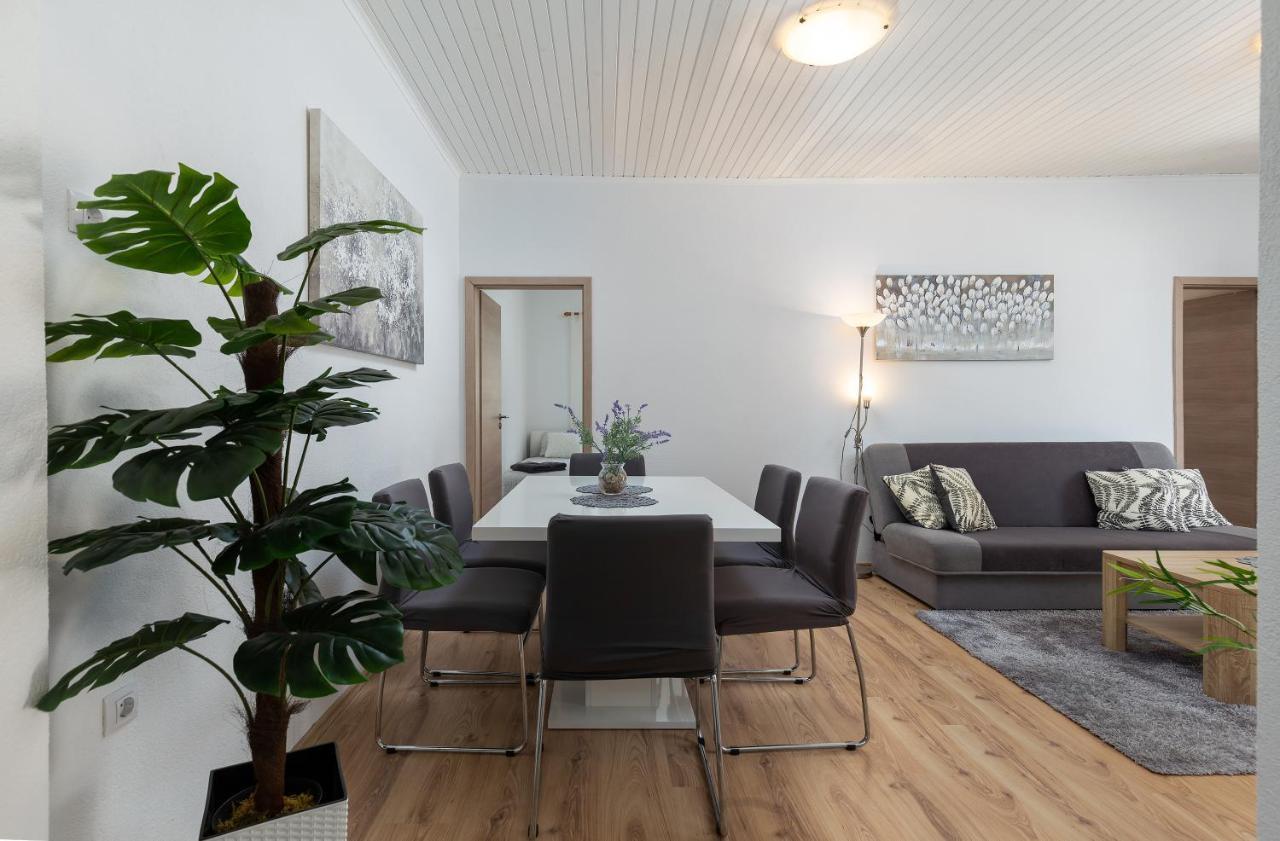 Apartments Elita Ровин Екстериор снимка