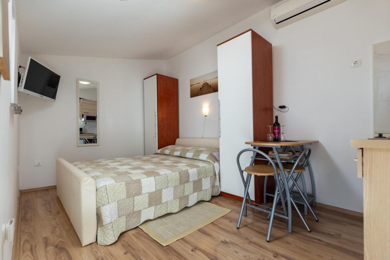 Apartments Elita Ровин Екстериор снимка
