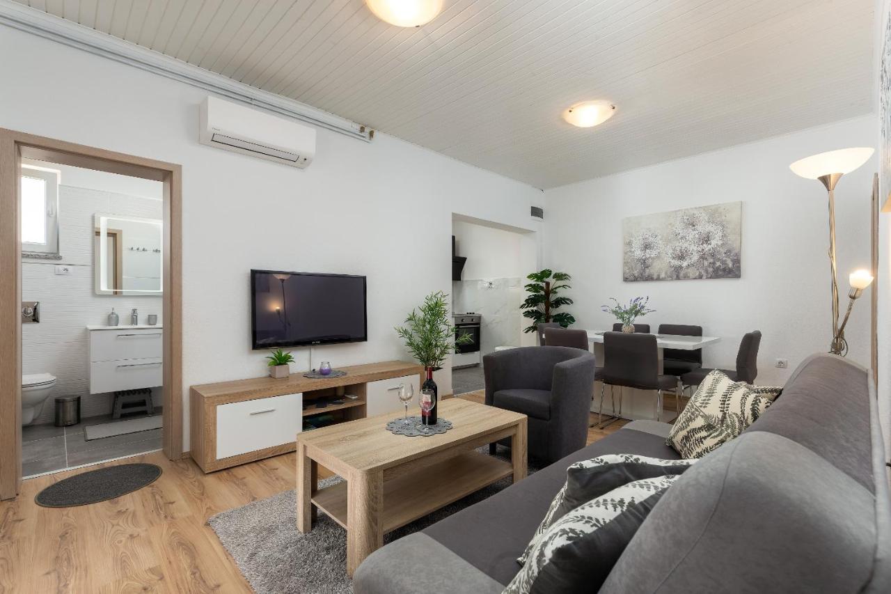 Apartments Elita Ровин Екстериор снимка