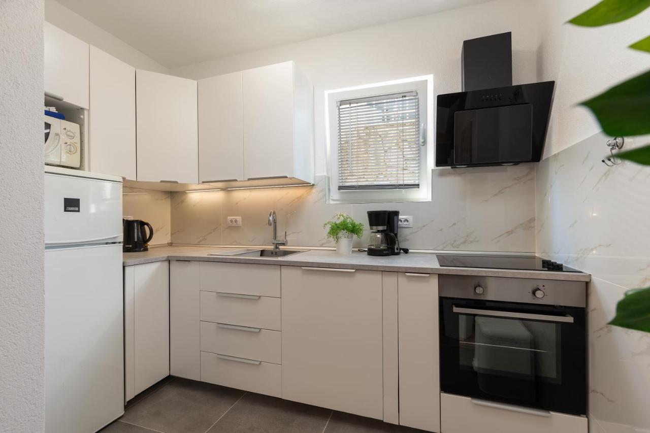 Apartments Elita Ровин Екстериор снимка