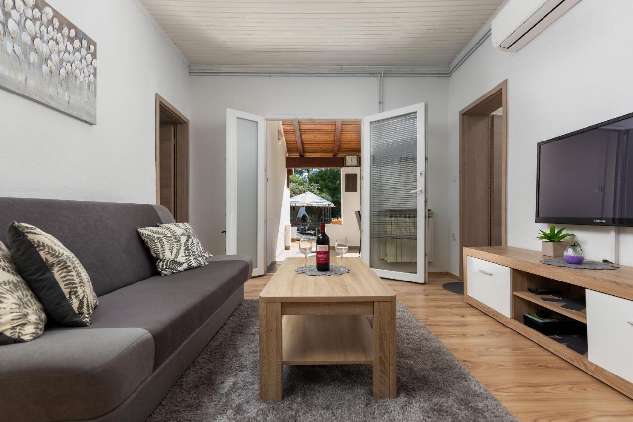 Apartments Elita Ровин Екстериор снимка