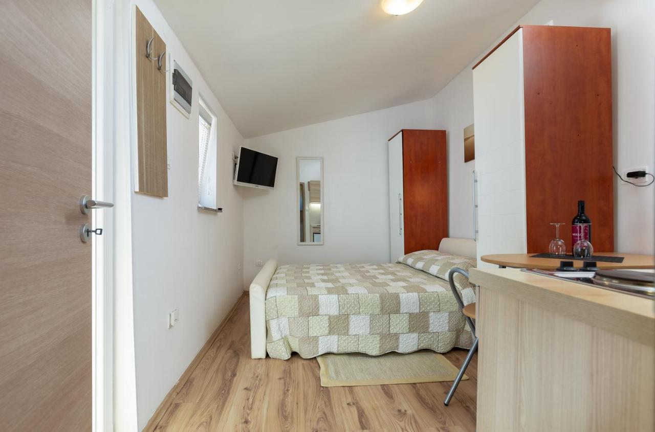 Apartments Elita Ровин Екстериор снимка
