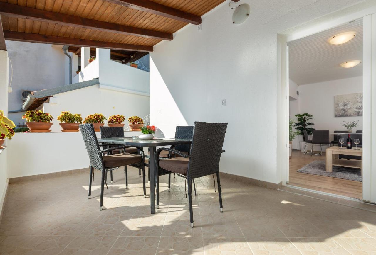 Apartments Elita Ровин Екстериор снимка